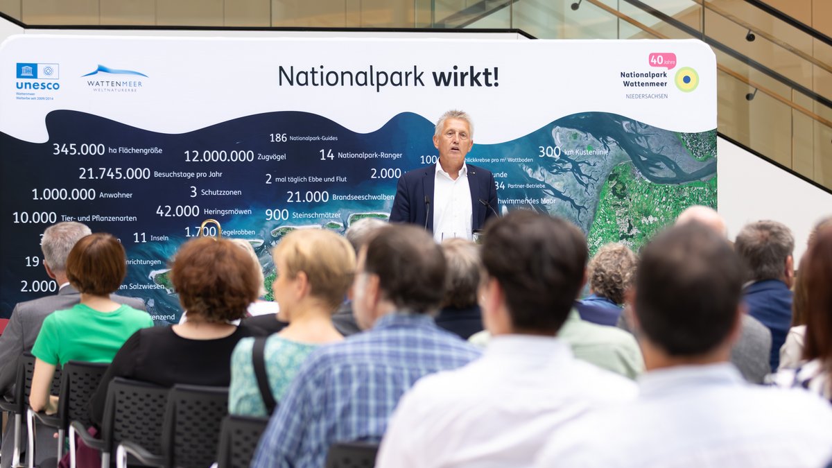 Peter Südbeck, Leiter der Nationalparkverwaltung, führt in die Ausstellung mit dem Titel „Nationalpark wirkt!“ ein.