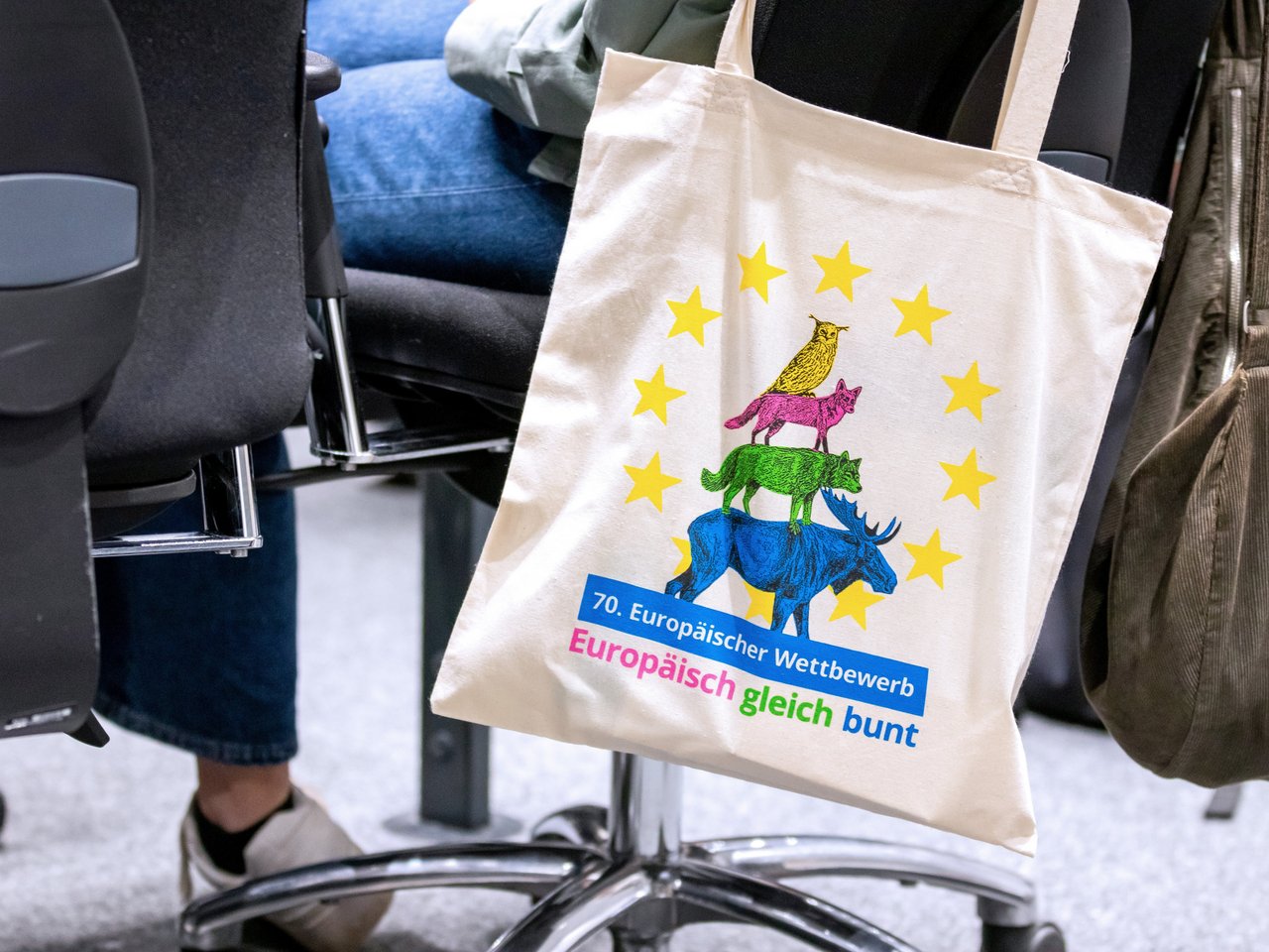 Bild: © Niedersächsischer Landtag Ein Stoffbeutel hängt an einem Stuhl, auf dem Beutel das Logo des 70. Europäischen Wettbewerbes