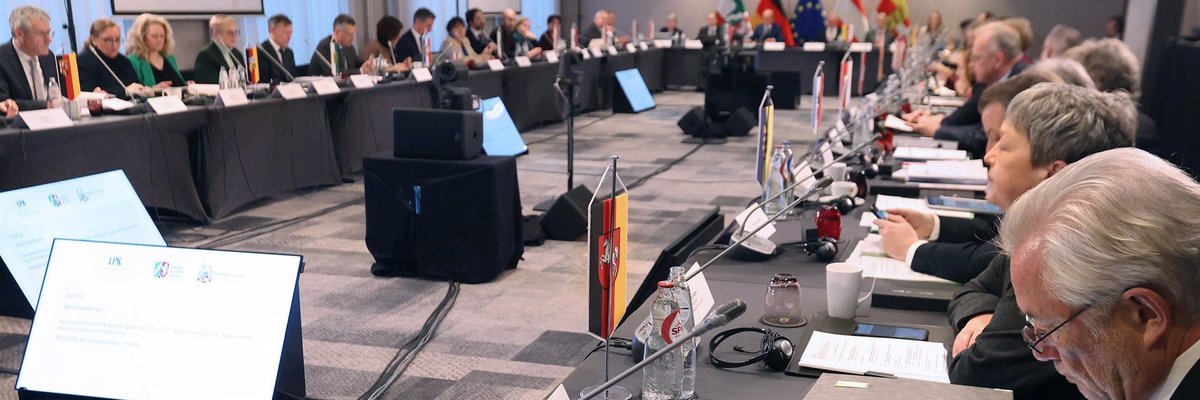 Landtagspräsidentin Hanna Naber und Direktor Winkelmann sitzen mit ihren Kolleginnen und Kollegen der Landtage von Deutschland und Österreich, Südtirol und der Deutschsprachigen Gemeinschaft Belgiens gemeinsam am Konferenztisch. Bild: © Landtag NRW/Bernd Schälte