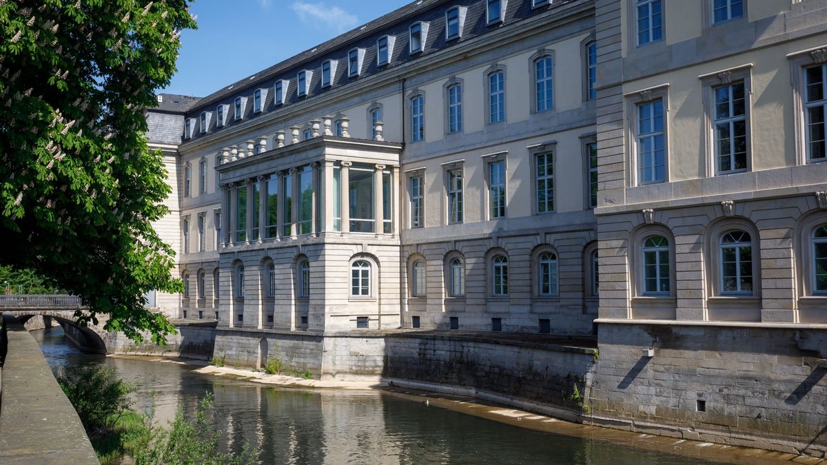Klick auf das Bild öffnet eine vergrößerte Ansicht in einem Overlay. Zum Schließen des Overlays die ESC-Taste drücken. Niedersächsischer Landtag, Außenansicht; Leineschloss von der Leineseite aus gesehen 