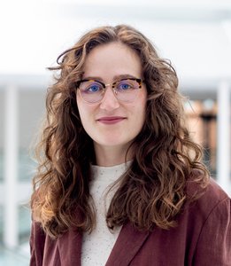 Portraitfoto der Landtagslotsin Emma Piel in der Portikushalle