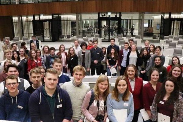 21. Januar 2019 - "Wie erinnern wir in Zukunft" - Jugendliche diskutieren im Landtag; Gruppenbild im Plenarsaal