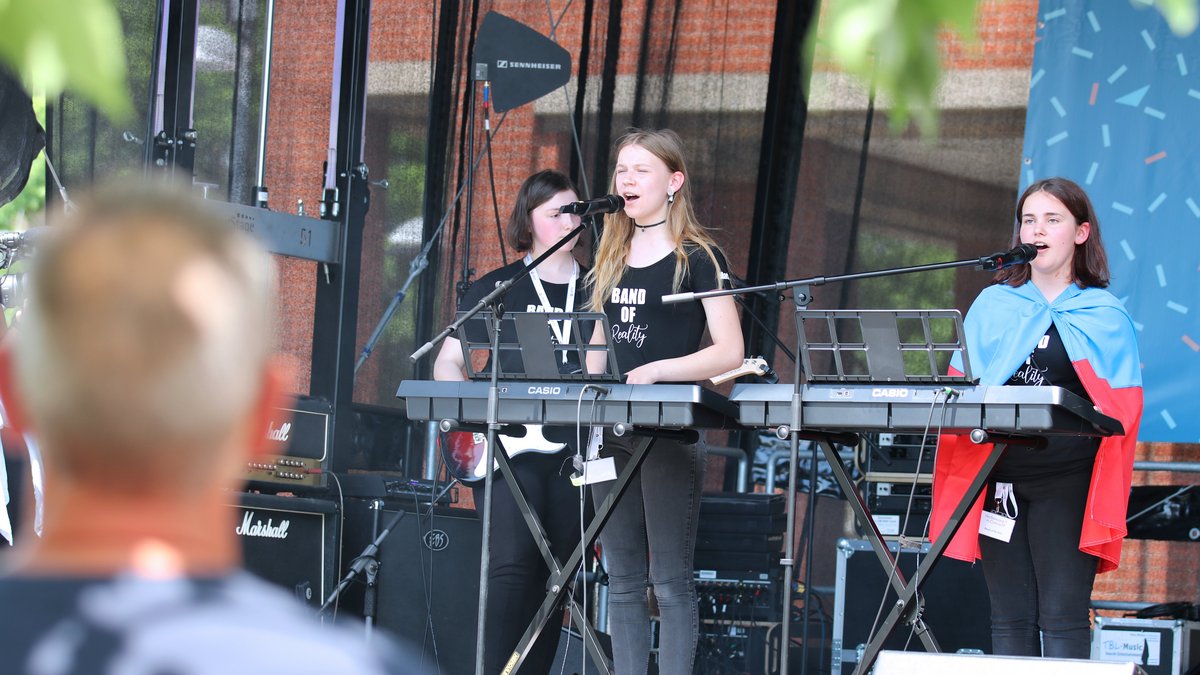 Drei Mädchen aus einer Band auf der "Verfassung in Concert"-Bühne.