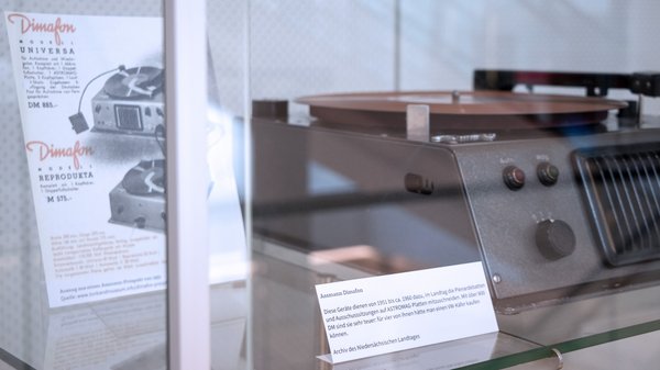 Bild: © Niedersächsischer Landtag Exponate der Jubiläumsausstellung: Fundstücke aus 75 Jahren