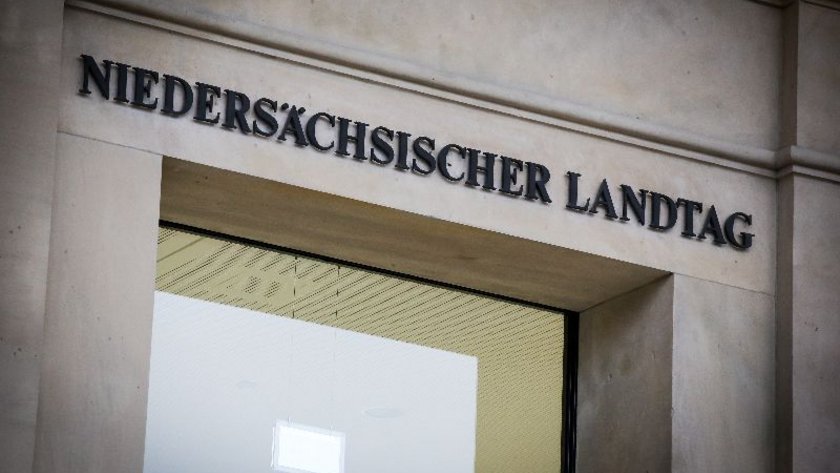 Schriftzug "Niedersächsischer Landtag" am Eingang zum Landtag