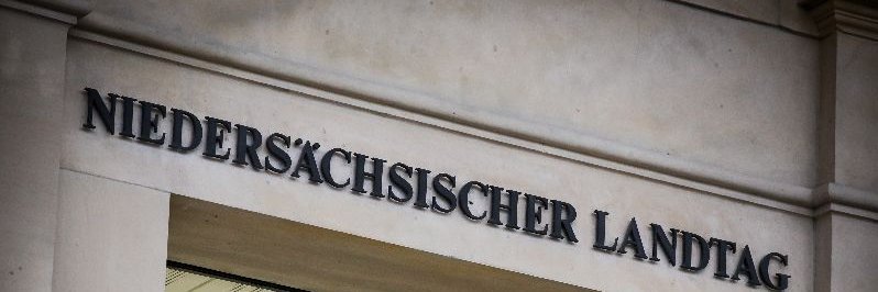 Schriftzug "Niedersächsischer Landtag" am Eingang zum Landtag