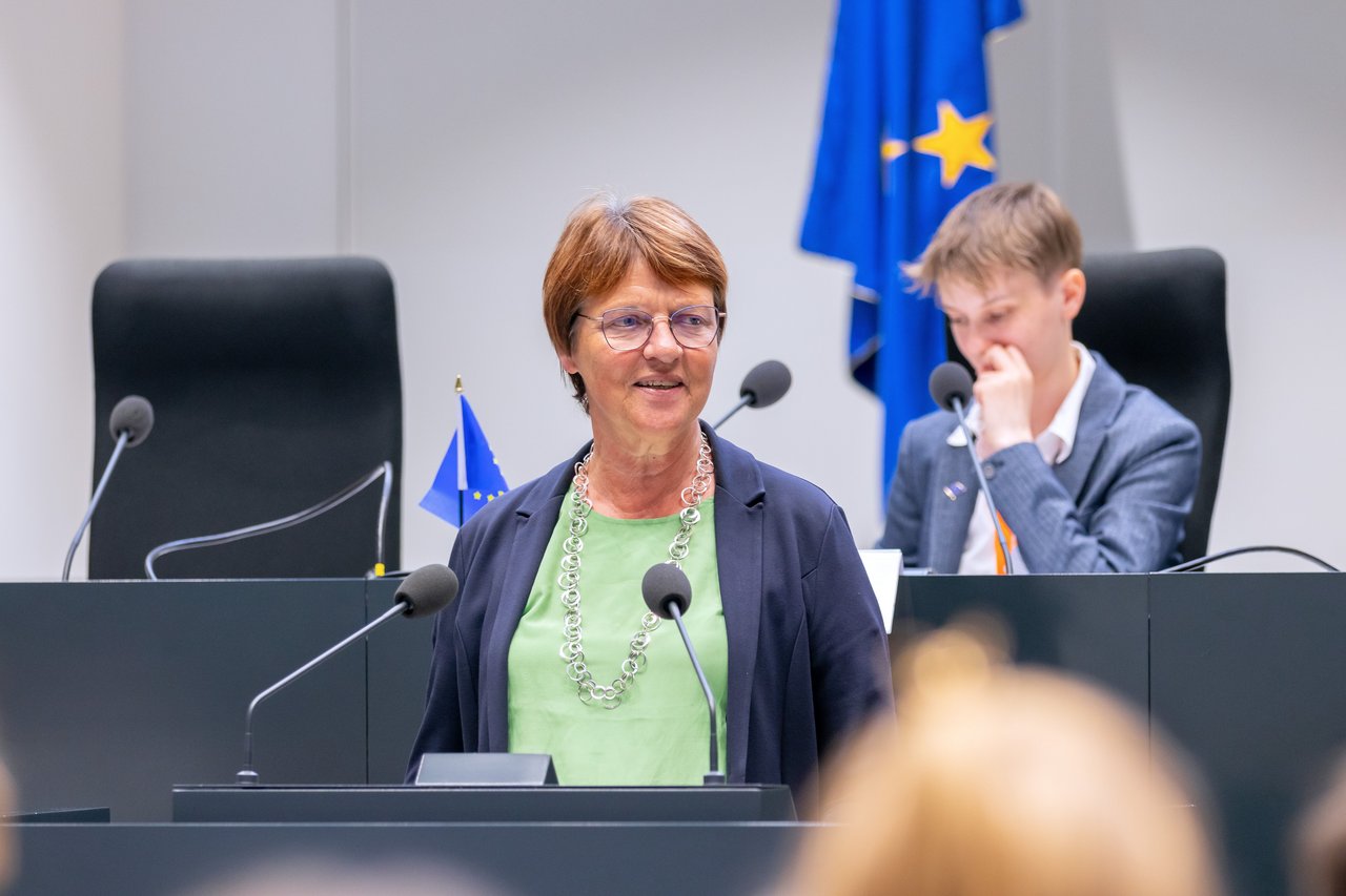 Landtagsvizepräsidentin Meta Janssen-Kucz steht lächelnd am Redepult im Forum. 