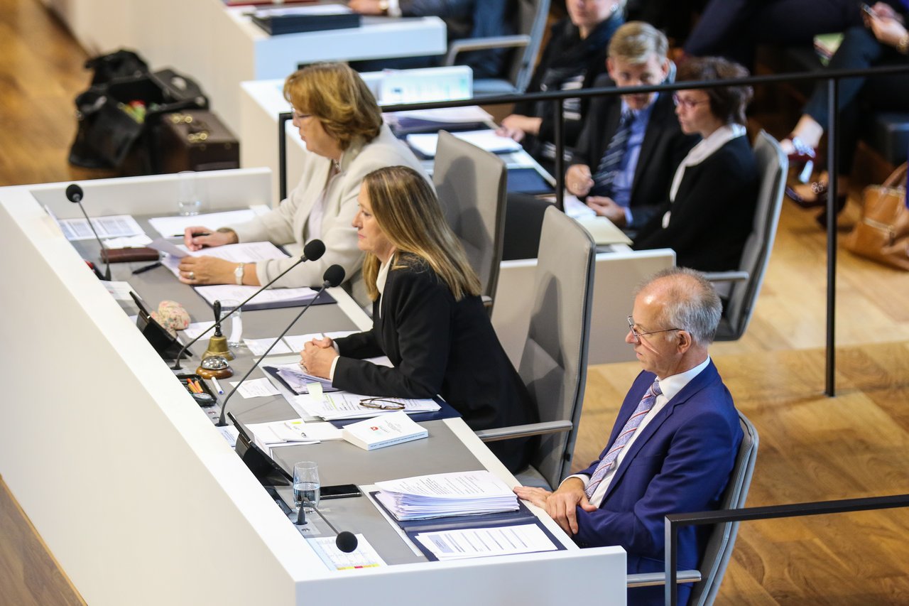 The presidium meets at an elevated position in the plenary hall.