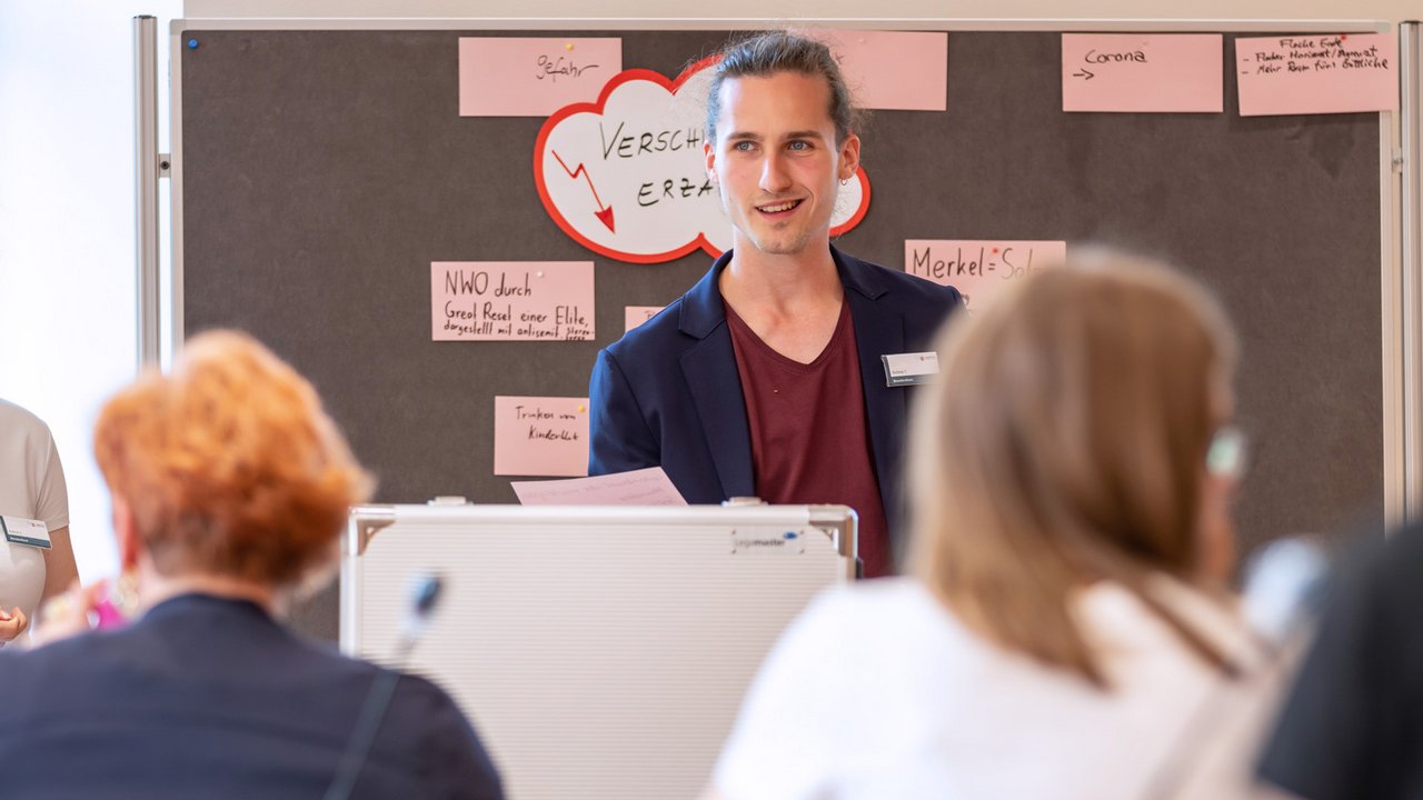 Bild: © Niedersächsischer Landtag Ein Landtagslotse moderiert einen Workshop.