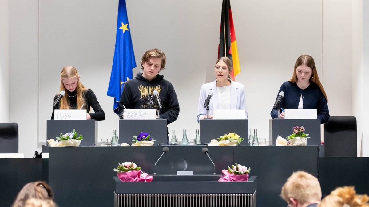 Teilnehmer auf dem Podium.
