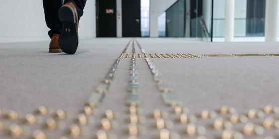 Plenarsaalgebäude nach Umbau - Bodenmarkierungen, barrierefrei