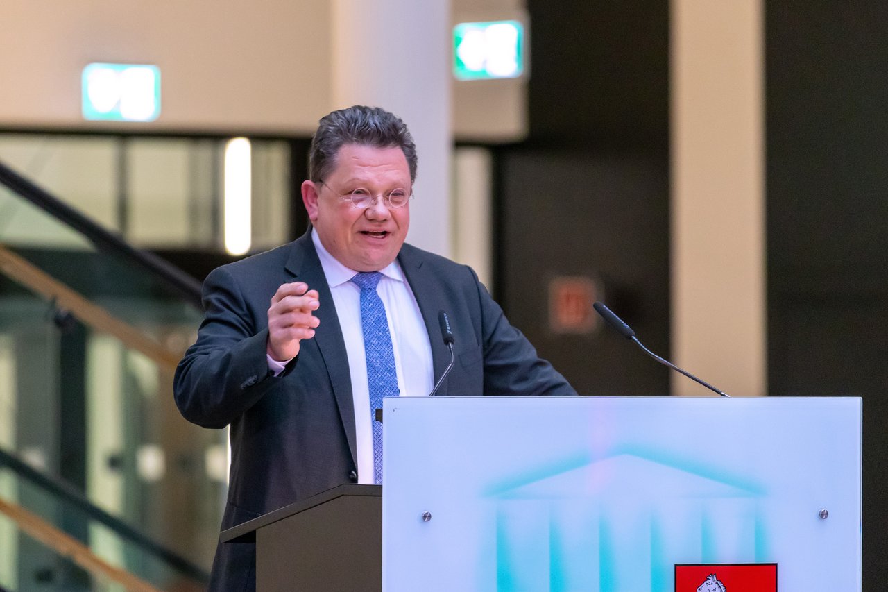Bild: © Niedersächsischer Landtag Dr. Andreas Philippi am Rednerpult.