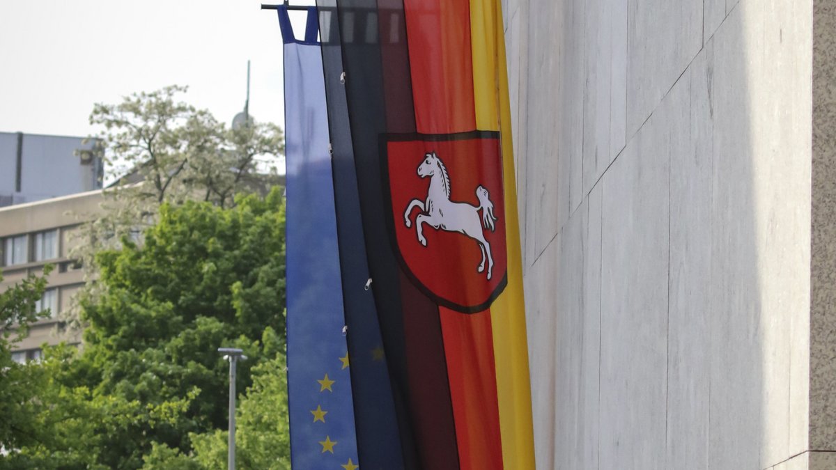 Klick auf das Bild öffnet eine vergrößerte Ansicht in einem Overlay. Zum Schließen des Overlays die ESC-Taste drücken. Europa-, Deutschland- und Niedersachsenflagge am Plenarsaal