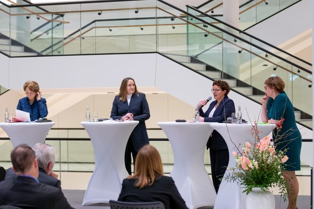 Bild: © Niedersächsischer Landtag Die vier Teilnehmerinnen der Diskussion stehen an Stehtischen.