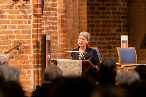 Bild: © Niedersächsischer Landtag Landtagspräsidentin Hanna Naber spricht in der Marktkirche
