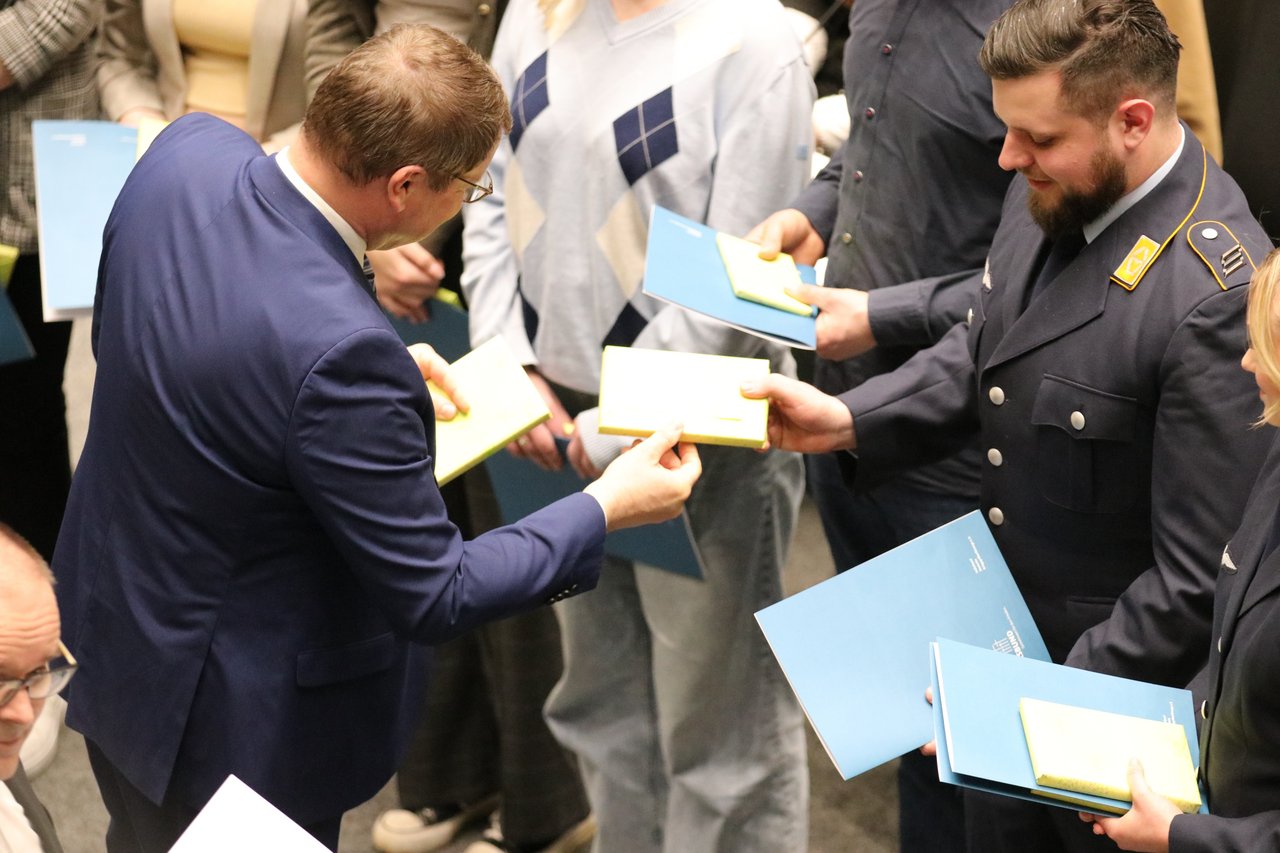 Bild: © Niedersächsischer Landtag Soldanen bekommen Ehrenurkunde