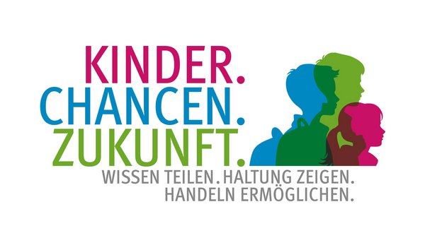 Logo mit dem Schriftzug „KINDER. CHANCEN. ZUKUNFT.“ in Pink, Blau und Grün. Rechts daneben drei sich überlappende Silhouetten von Kindern in denselben Farben. Darunter in grauer Schrift: „WISSEN TEILEN. HALTUNG ZEIGEN. HANDELN ERMÖGLICHEN.“