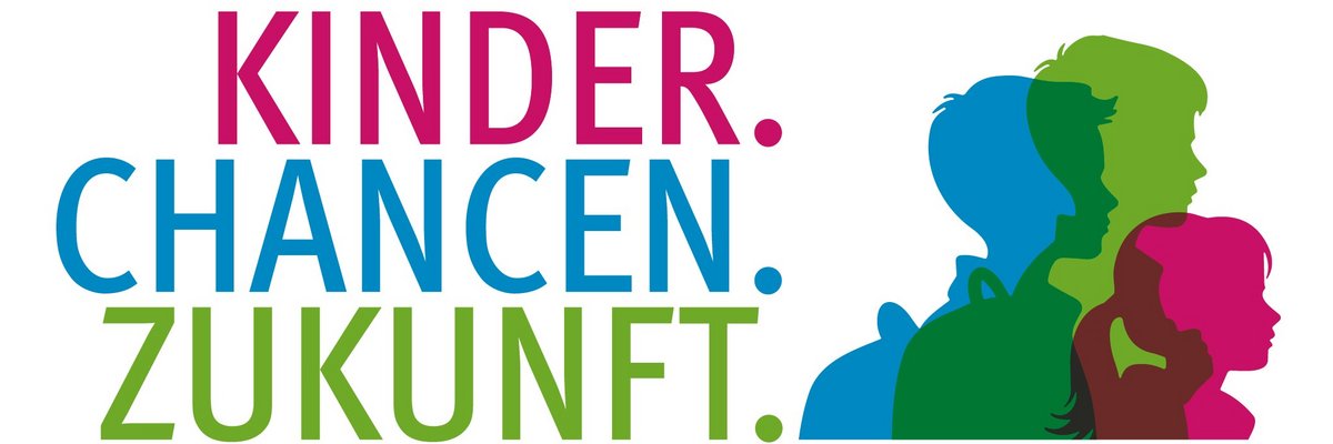 Logo mit dem Schriftzug „KINDER. CHANCEN. ZUKUNFT.“ in Pink, Blau und Grün. Rechts daneben drei sich überlappende Silhouetten von Kindern in denselben Farben. Darunter in grauer Schrift: „WISSEN TEILEN. HALTUNG ZEIGEN. HANDELN ERMÖGLICHEN.“