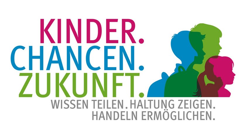 Logo mit dem Schriftzug „KINDER. CHANCEN. ZUKUNFT.“ in Pink, Blau und Grün. Rechts daneben drei sich überlappende Silhouetten von Kindern in denselben Farben. Darunter in grauer Schrift: „WISSEN TEILEN. HALTUNG ZEIGEN. HANDELN ERMÖGLICHEN.“
