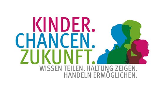 Logo mit dem Schriftzug „KINDER. CHANCEN. ZUKUNFT.“ in Pink, Blau und Grün. Rechts daneben drei sich überlappende Silhouetten von Kindern in denselben Farben. Darunter in grauer Schrift: „WISSEN TEILEN. HALTUNG ZEIGEN. HANDELN ERMÖGLICHEN.“