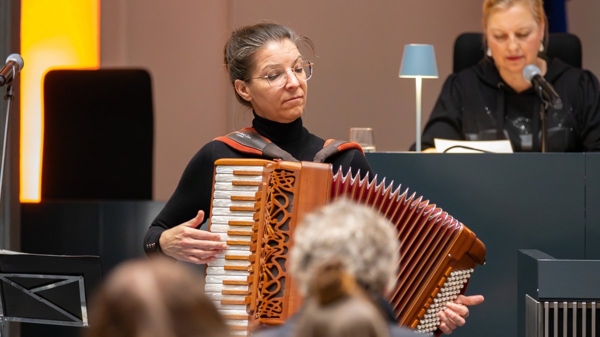 Szilvia Csaranko vom Finkelstein Trio spielt das Akkordeon.