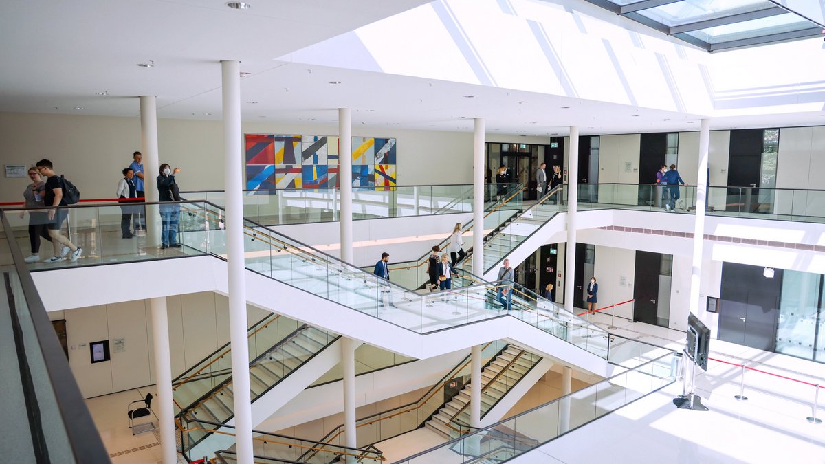 Besucher im Landtag auf der Niedersachsentreppe.