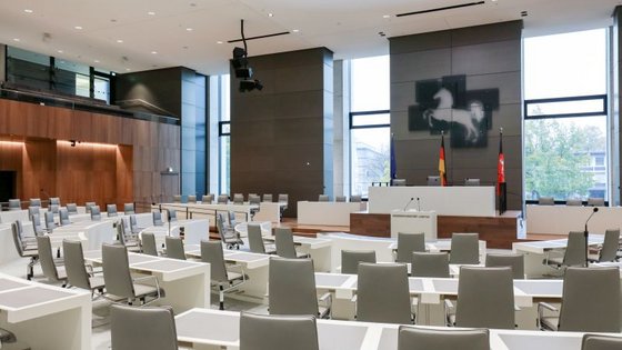 Leerer Plenarsaal