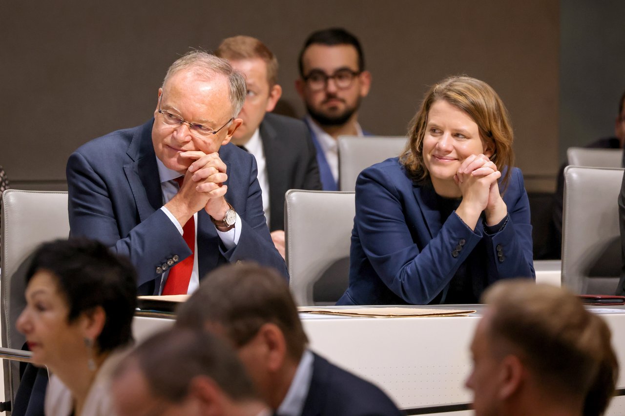 Bild: © Focke Strangmann Ministerpräsident Stephan Weil und seine Stellvertreterin Julia Willie Hamburg auf der Regierungsbank.