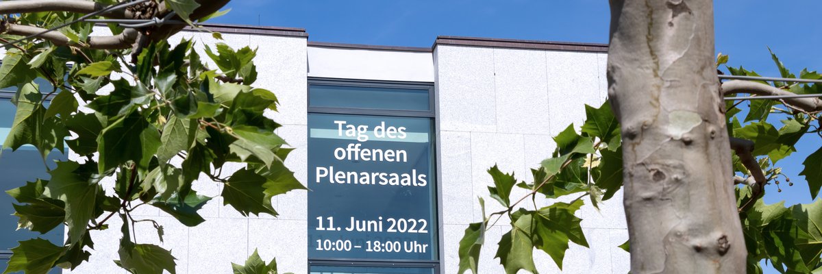 Fenster-Beklebung: Tag des offenen Plenarsaals am 11. Juni, 10 bis 18 Uhr