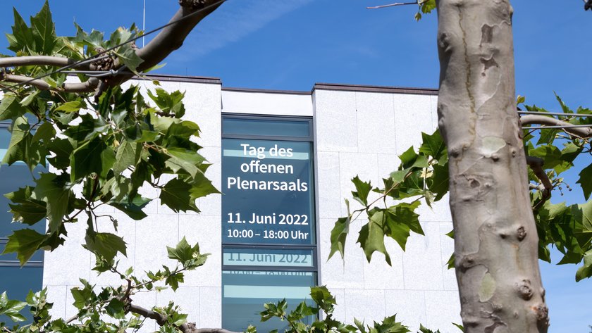 Fenster-Beklebung: Tag des offenen Plenarsaals am 11. Juni, 10 bis 18 Uhr