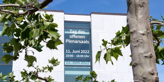 Fenster-Beklebung: Tag des offenen Plenarsaals am 11. Juni, 10 bis 18 Uhr