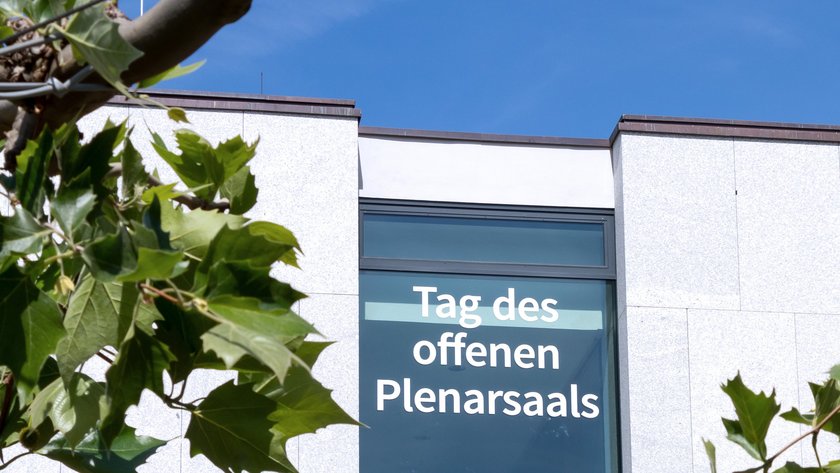 Fenster-Beklebung: Tag des offenen Plenarsaals am 11. Juni, 10 bis 18 Uhr