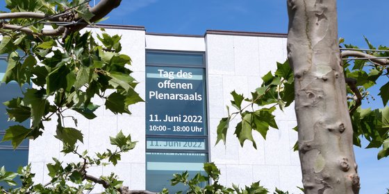 Fenster-Beklebung: Tag des offenen Plenarsaals am 11. Juni, 10 bis 18 Uhr