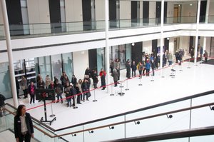 Menschen in der Eingangshalle des Landtages