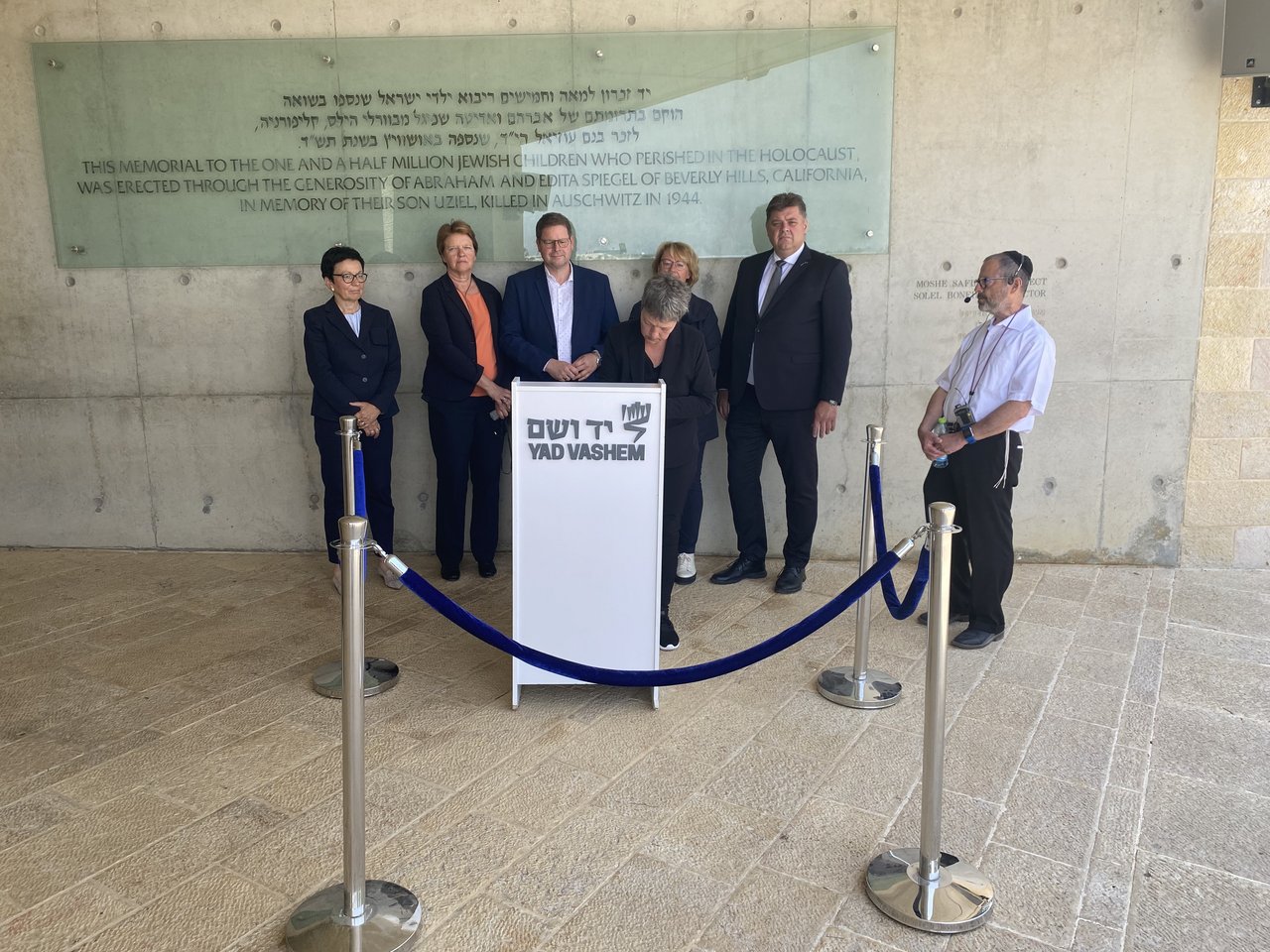 Bild: © Niedersächsischer Landtag Präsidiumsdelegation an der Gedenkstätte Yad Vashem