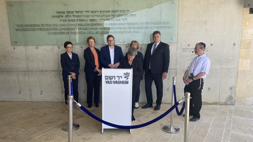 Präsidiumsdelegation an der Gedenkstätte Yad Vashem