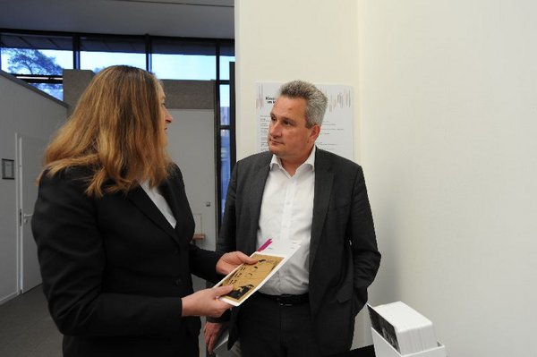 Dr. Jens-Christian Wagner zeigt Dr. Gabriele Andretta die pädagogischen Materialien zur Sonderausstellung
