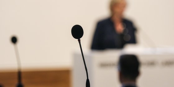 Klick öffnet die Seite "Fragerecht".