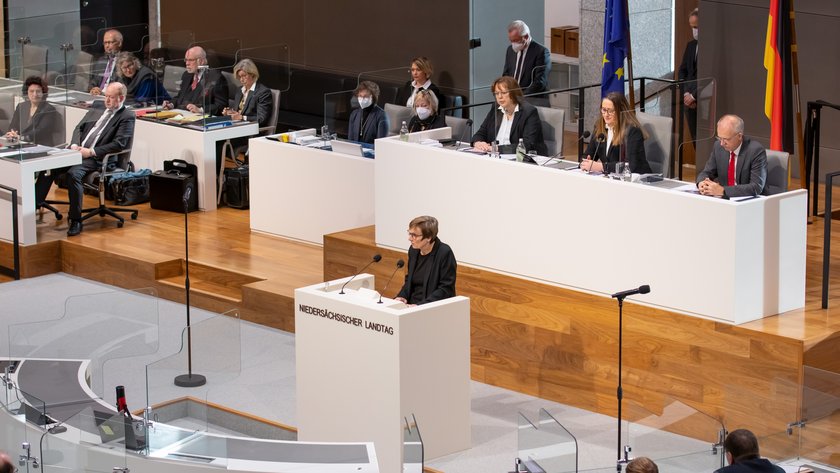 Dr. Elke Gryglewski, Leiterin der Stiftung niedersächsische Gedenkstätten, hält eine Rede vor den versammelten Abgeordneten.