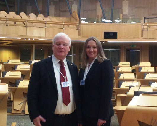 Landtagspräsidentin Dr. Gabriele Andretta und Vizepräsident Bernd Busemann im schottischen Parlament