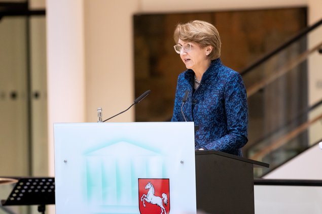 Internationaler Frauentag 2022: Anne-Marie Descôtes, Botschafterin der Französischen Republik in der Bundesrepublik Deutschland, spricht am Rednerpult.