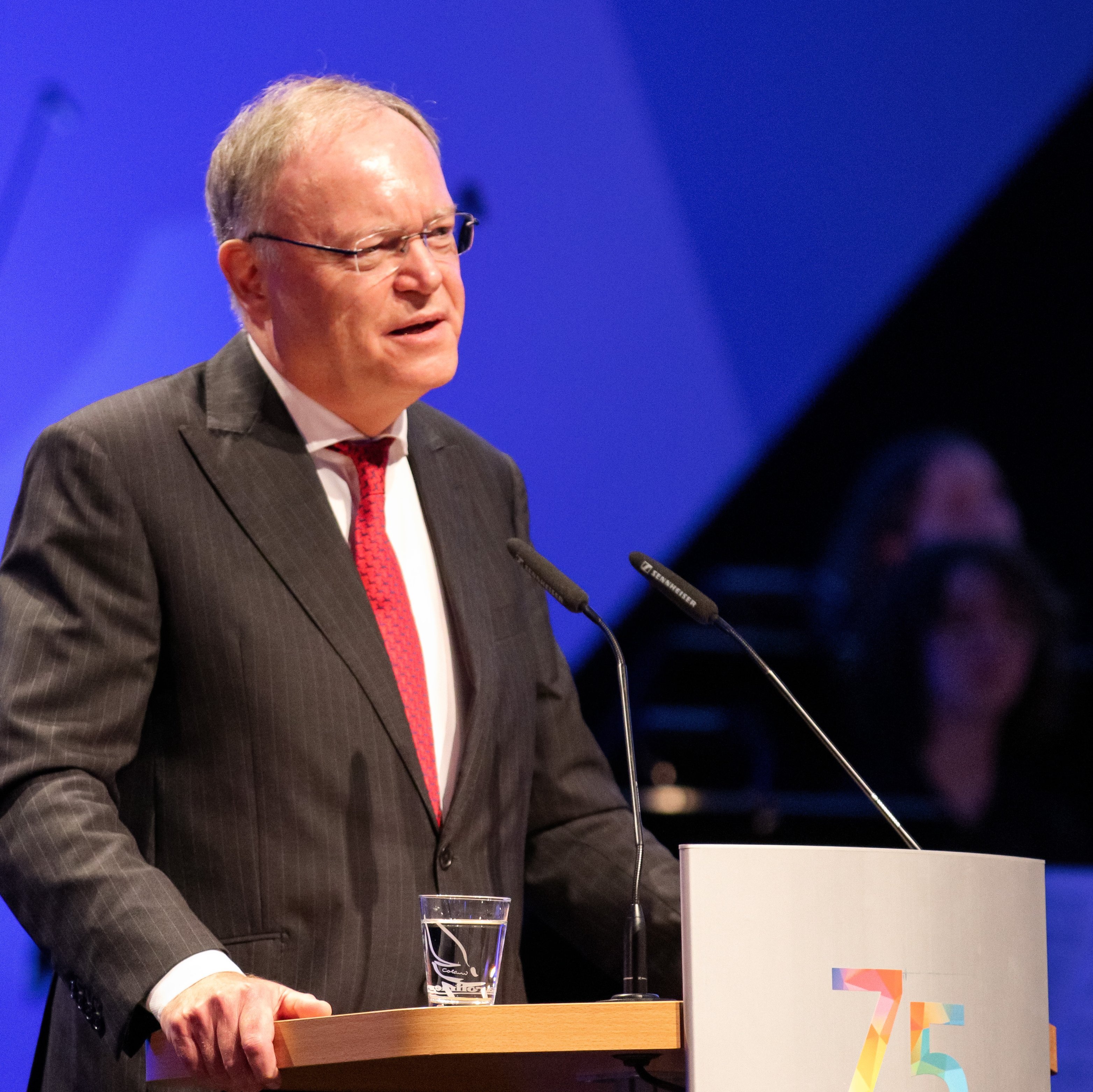 Bild: © Niedersächsischer Landtag Ministerpräsident Weil spricht am Rednerpult.