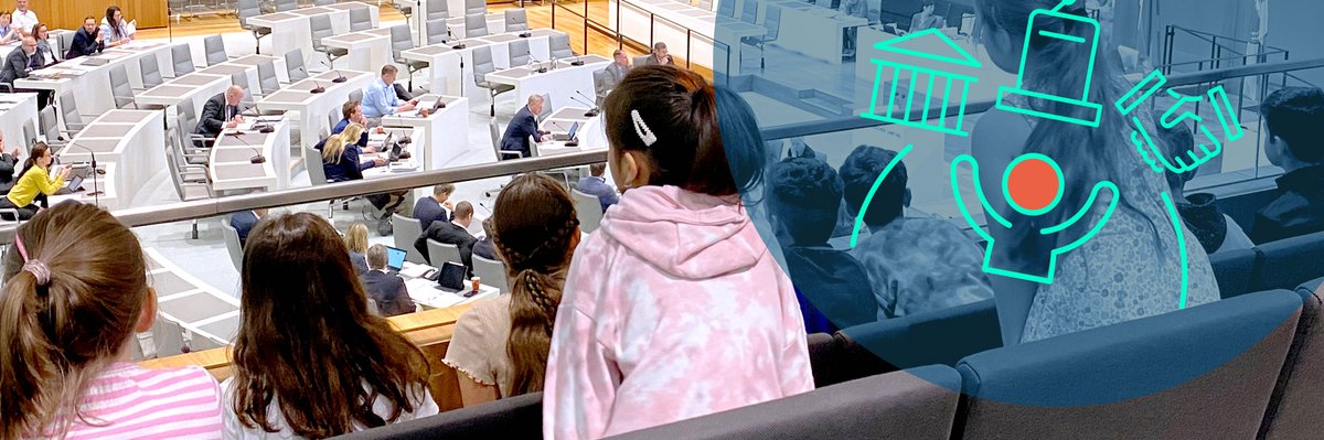 Kinder sitzen auf der Besuchertribüne im Niedersächsischen Landtag.