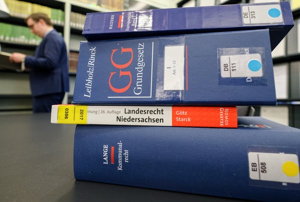 Bild: © Focke Strangmann Gesetzesbücher in der Bibliothek des Landtages.