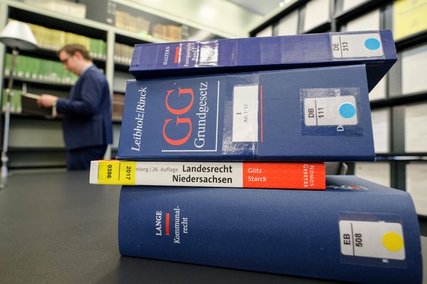 Gesetzesbücher in der Bibliothek des Landtages.