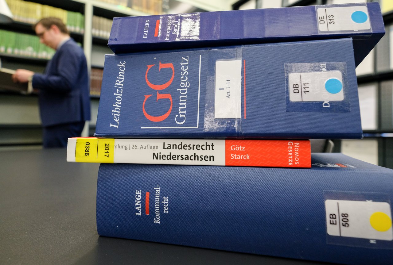 Gesetzesbücher in der Bibliothek des Landtages.