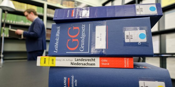 Gesetzesbücher in der Bibliothek des Landtages.