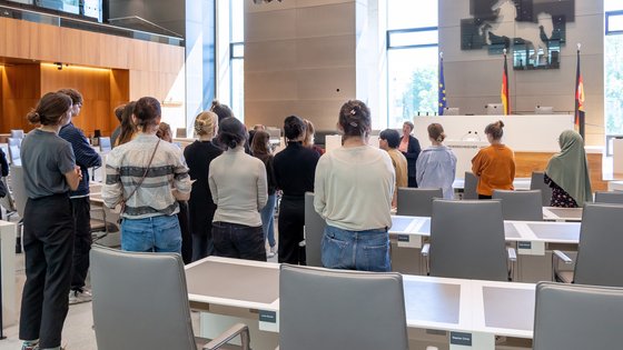 Landtagspräsidentin Hanna Naber mit einer Gruppe von Studierenden der HAWK sowie deren Professorin und Professor im Plenarsaal.