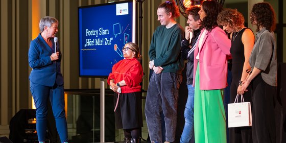 Poetry-Slammer auf der Bühne (mit Landtagspräsidentin)