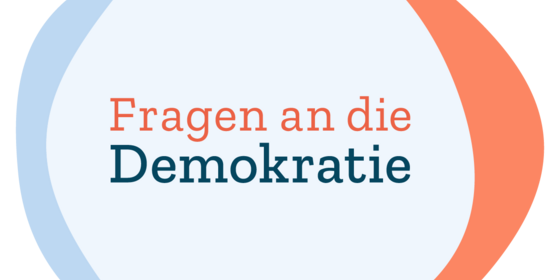 Schriftzug "Fragen an die Demokratie"